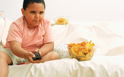 Nên khống chế thời gian xem tivi của trẻ béo phì