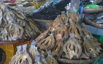 Đầu độc người tiêu dùng bằng hàng khô tẩm hóa chất