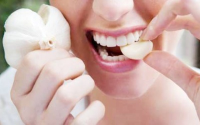 Ăn tỏi sống chống béo phì