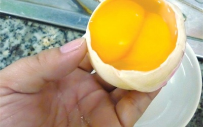 Trứng 'hai lòng': Thật hay giả, có bất thường không?