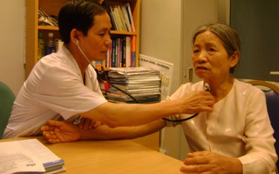 Phòng bệnh cho người cao tuổi lúc giao mùa