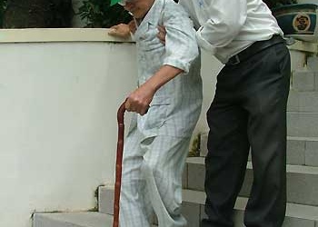 Người cao tuổi nên... học ngã