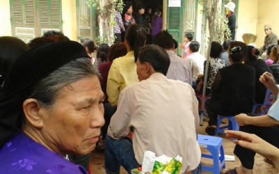 “Thần y” chữa bệnh bằng sờ và… hát?