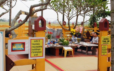 Ùn ùn tìm về ngôi mộ 'phát năng lượng chữa bách bệnh'