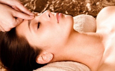 Bấm huyệt để giảm nguy cơ lão hóa da