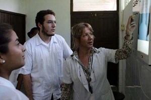 Cuba 'xuất khẩu' hơn 1.000 bác sỹ sang Ecuador làm việc
