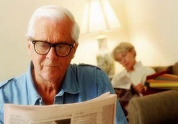 Đọc, viết giúp bảo vệ não bộ người già