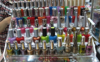 Nâng niu... chất độc trên tay