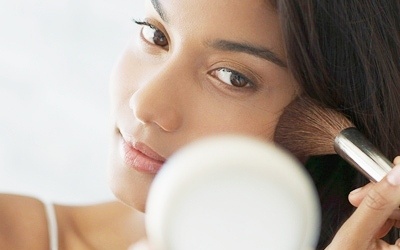 Da mụn khéo chọn phấn nền