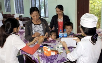 Khám, cấp thuốc miễn phí cho bà con vùng lũ Quảng Nam