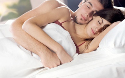 Tư thế ngủ ảnh hưởng đến “chuyện ấy”?