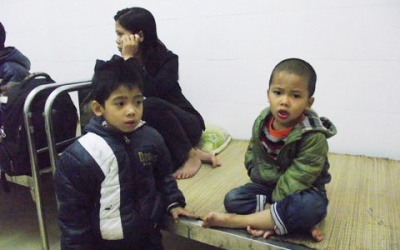 3 bé mầm non ăn chất thông cống trong lớp học