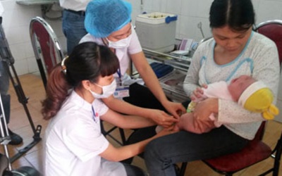 Hoang mang khi đưa trẻ đi tiêm Quinvaxem