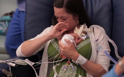 Kỳ diệu sức sống của em bé sinh ra chỉ 680g