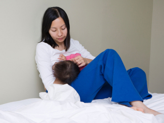 Bé 4 tháng tuổi vẫn đi ngoài phân lỏng có nguy hiểm?