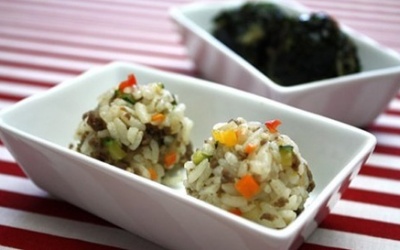 Cơm nắm tiện lợi cho bữa trưa văn phòng