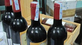 Hà Nội: Bắt giữ 9.500 chai rượu 'dởm'