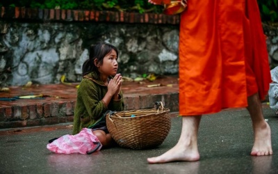 Nhận diện 'sư giả' đi khất thực