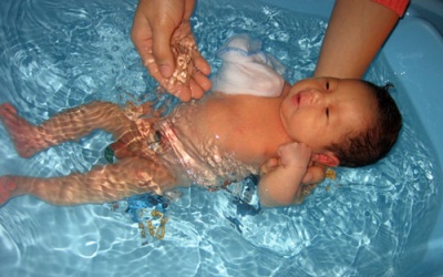 Cách tắm bé an toàn khi trời lạnh