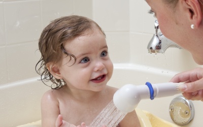 Tắm nước nóng giúp trẻ giảm triệu chứng tự kỷ