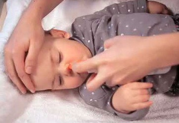 Vệ sinh mũi trẻ đúng cách