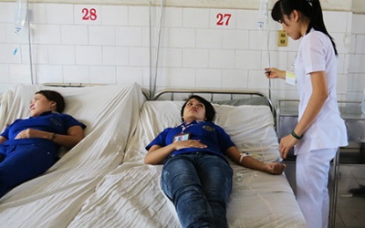 Gần 200 công nhân nhập viện sau bữa cơm tăng ca