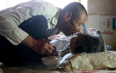 Nếu con thấy mẹ ngày một già đi...