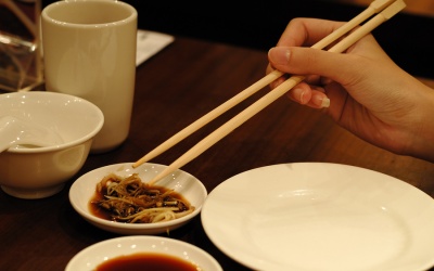 'Gắp' độc vào mồm