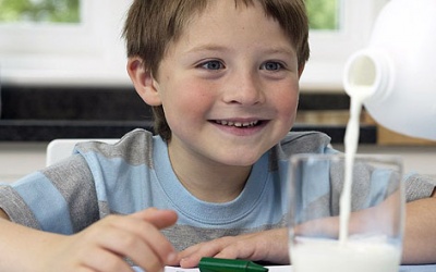 Trẻ em không nên uống sữa tươi thô chưa chế biến