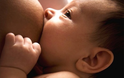 Nuôi con bằng sữa mẹ giảm ung thư vú ở phụ nữ