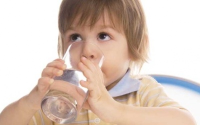 Vì sao trẻ sốt xuất huyết cần uống nhiều nước?