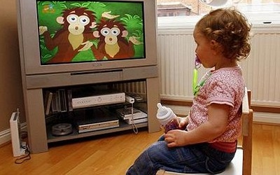 Nguy cơ ảnh hưởng chức năng não bộ trẻ do xem tivi