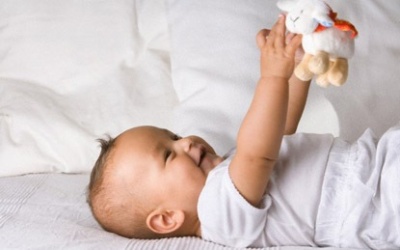 Đồ chơi đầu đời cho bé rất quan trọng