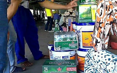 Nhộn nhịp chợ đen rượu, bia miễn thuế