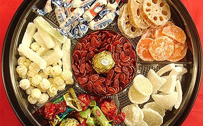 Bánh mứt, hạt dưa có gây viêm họng không?