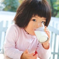 Trên 1 tuổi vẫn cần 300-500ml sữa/ngày