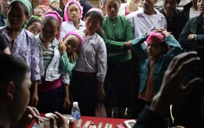 'Nha sĩ' Trung Quốc làm răng không phép giữa chợ