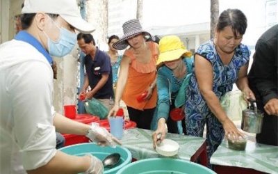 Cơm từ thiện ấm lòng bệnh nhân nghèo ngày tết