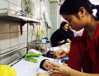 Thời tiết khắc nghiệt 'đẩy' nhiều trẻ em, người già vào viện