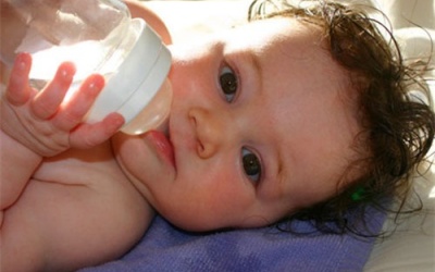 Không nên cho trẻ dưới 6 tháng tuổi uống nước