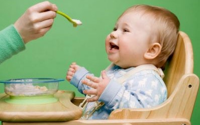 Vì sao không nên cho trẻ ăn dặm trước 6 tháng tuổi?