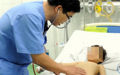 Bé trai 7 tuổi bị ong đốt gần 100 mũi