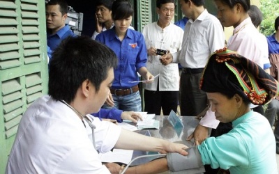 Bác sỹ trẻ tình nguyện về với dân nghèo