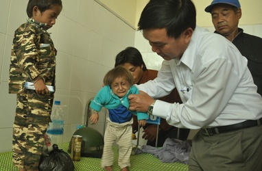 Bé K'Rể 'tí hon' vì thiếu hormone tăng trưởng và rối loạn nhiễm sắc thể