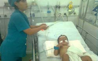 Bé 17 tháng suýt mất mạng do ngã vào lu nước