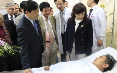 Bộ Trưởng Bộ Y tế thăm và tặng bằng khen cho bệnh viện Tim Hà Nội