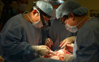 Mổ lấy khối u xơ tử cung nặng gần 4 kg