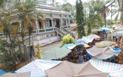 Chướng mắt cảnh bán chuột quay, cá khô ngay trước... cổng chùa