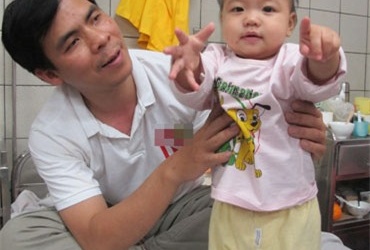 Cứu bé 10 tháng bị biến chứng sởi nhanh hiếm gặp