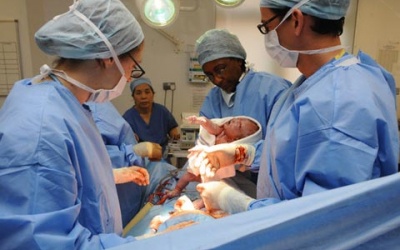 Mổ kịp thời cứu mẹ con sản phụ bị tử cung dính vào ruột